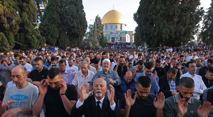 আল আকসায় মুসল্লিদের ঢল শঙ্কা নিয়ে ঈদ উদযাপন